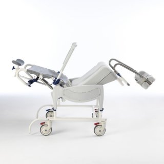 Invacare Aquatec OCEAN Dual VIP Ergo Dusch- und Toilettenrollstuhl Sitz- und Rckenwinkelverstellbar HMV: 18.46.01.4002+18.99.99.0099 Lenkrollen feststellbar, ohne Richgungsfeststeller